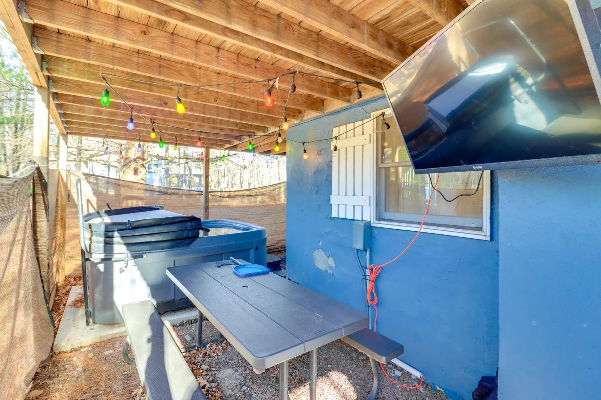 Ski, Hike And Poconos With Hot Tub Holiday home Blakeslee
