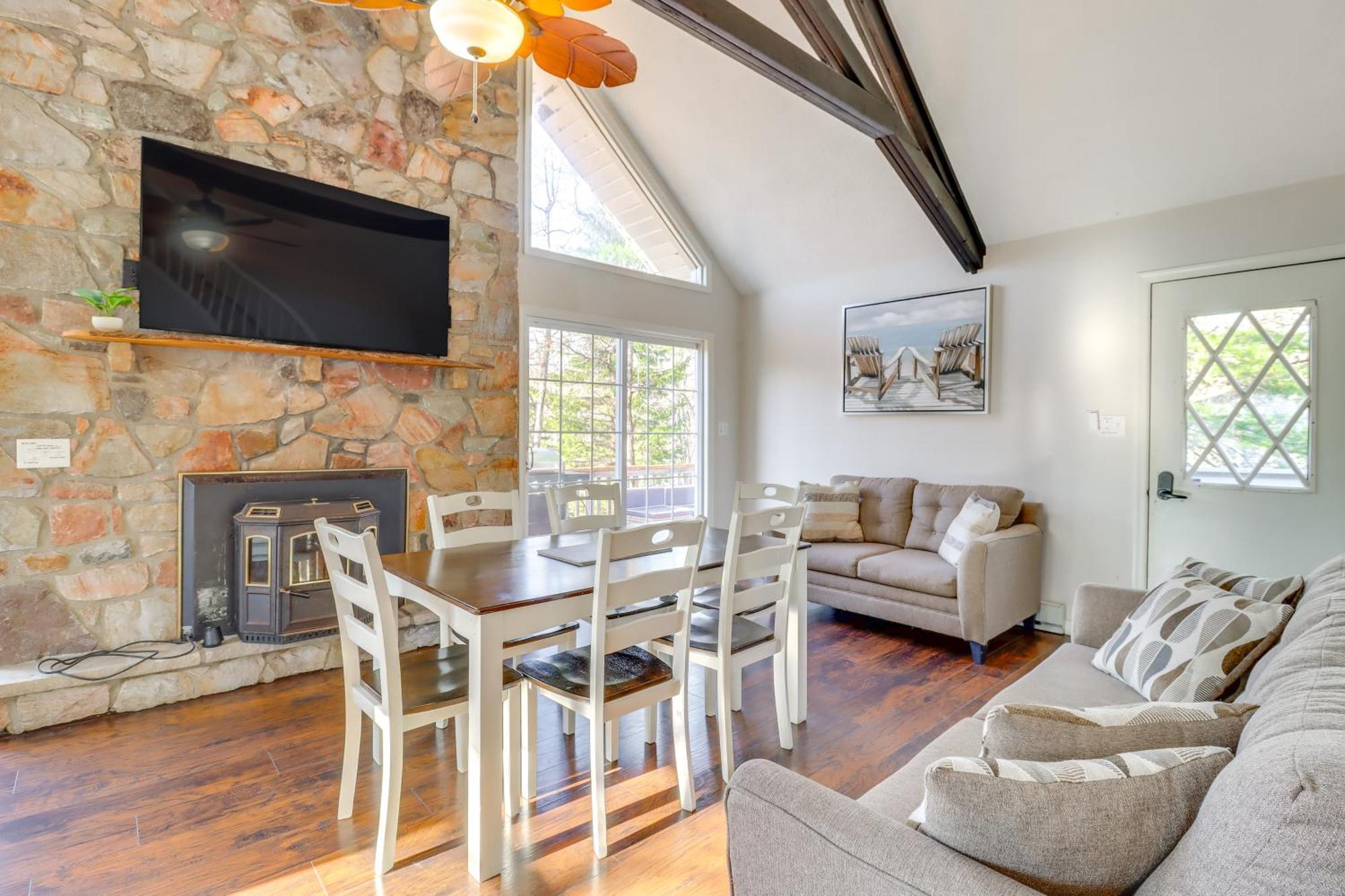 Holiday home Ski, Hike And Poconos With Hot Tub